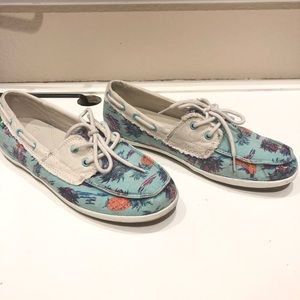 Adorable Hawaiian print deck shoes